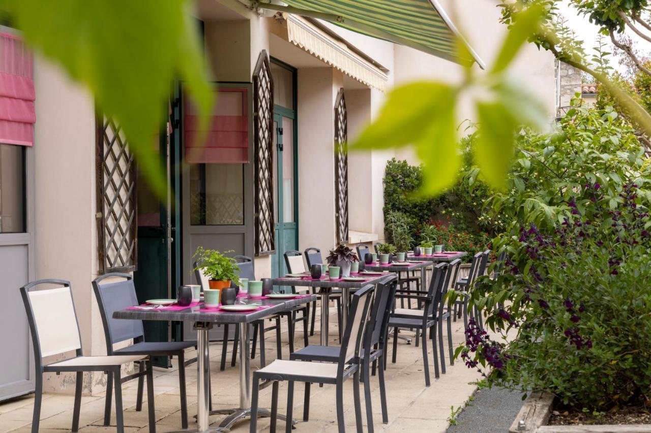 Logis Hotel-Restaurant Le Fontarabie Фонтене-ле-Комт Экстерьер фото