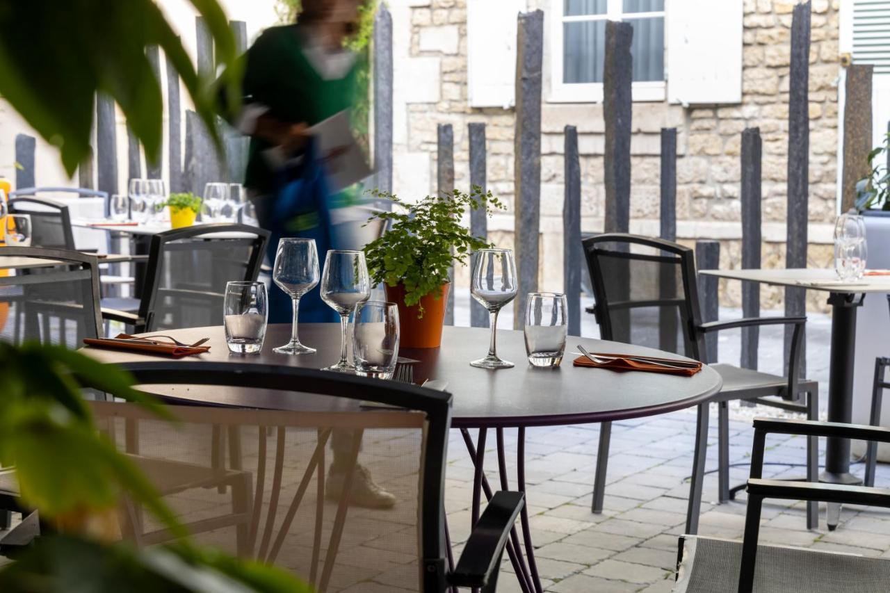 Logis Hotel-Restaurant Le Fontarabie Фонтене-ле-Комт Экстерьер фото