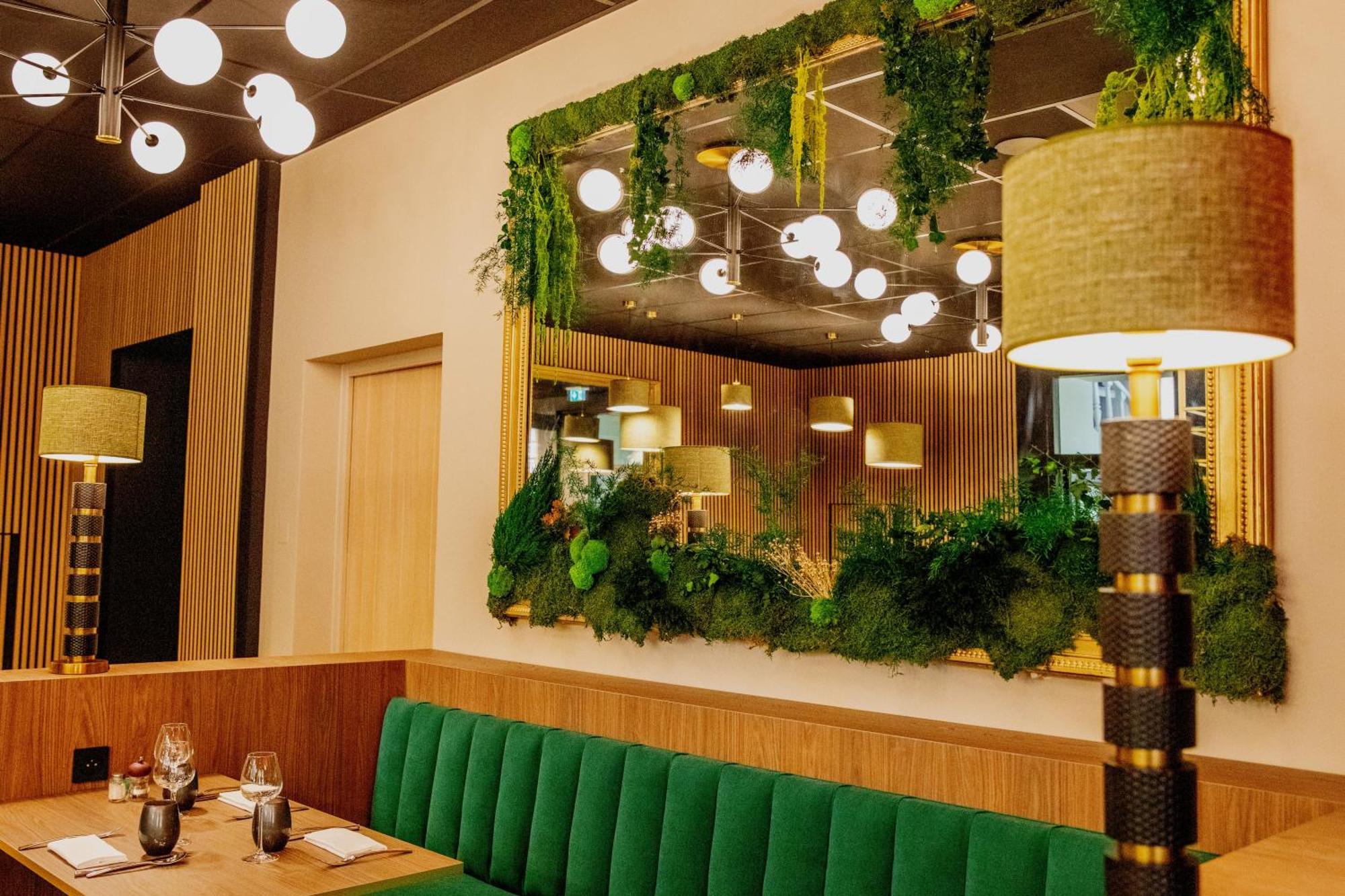 Logis Hotel-Restaurant Le Fontarabie Фонтене-ле-Комт Экстерьер фото
