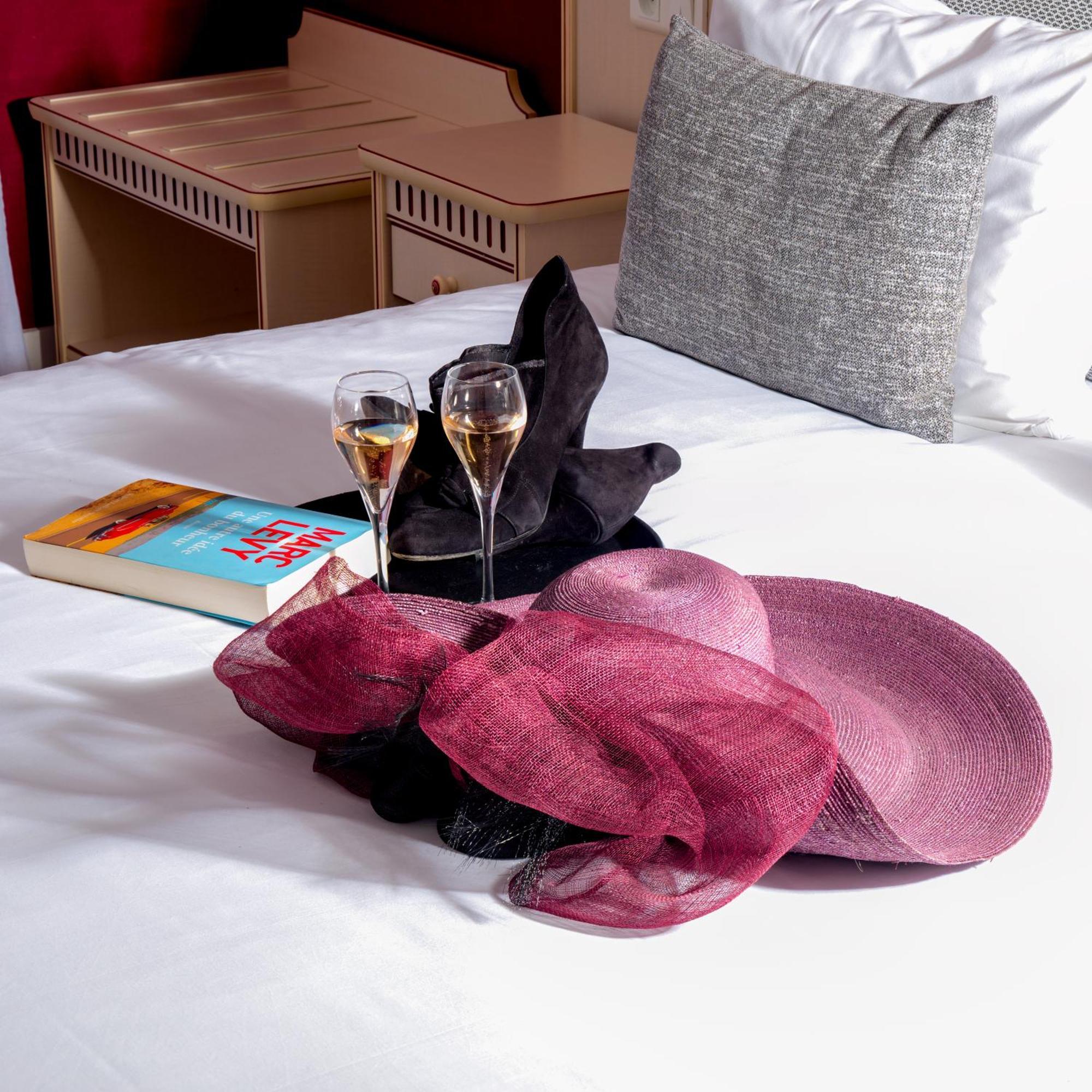 Logis Hotel-Restaurant Le Fontarabie Фонтене-ле-Комт Экстерьер фото