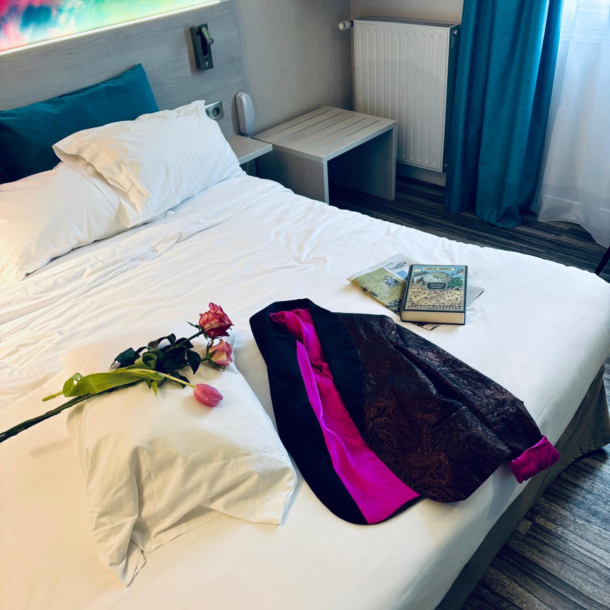 Logis Hotel-Restaurant Le Fontarabie Фонтене-ле-Комт Экстерьер фото