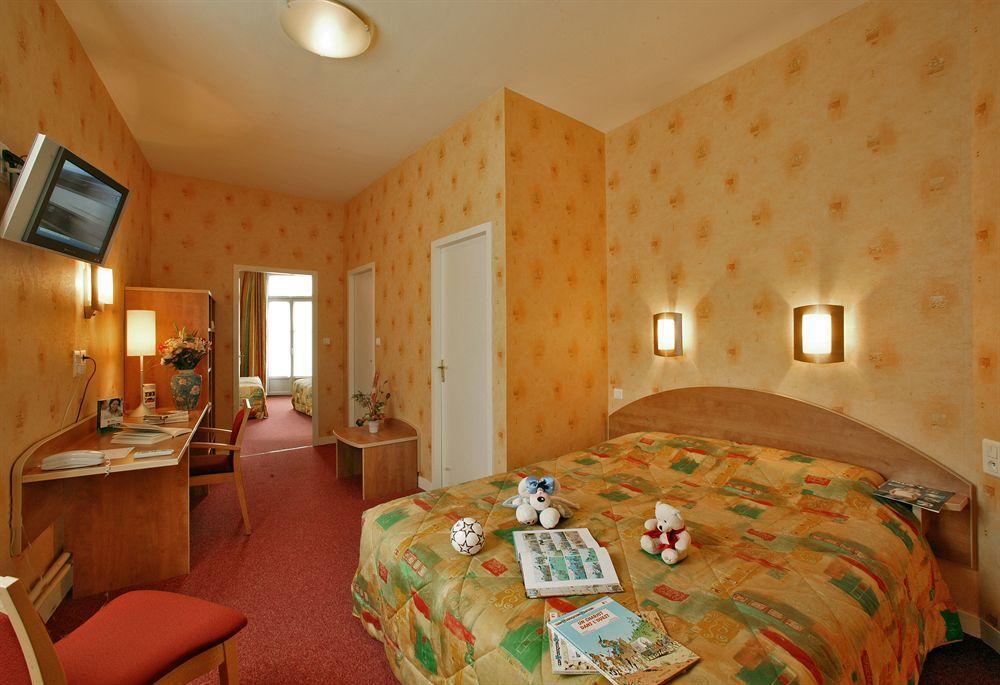 Logis Hotel-Restaurant Le Fontarabie Фонтене-ле-Комт Экстерьер фото