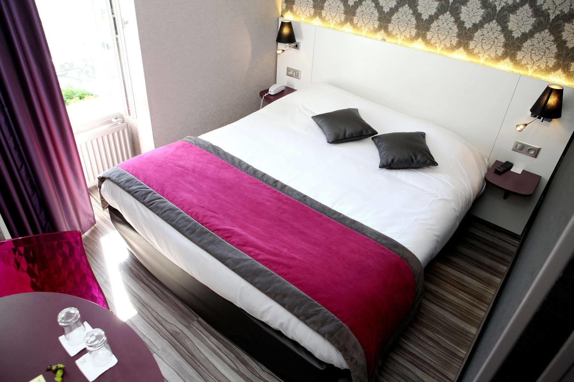 Logis Hotel-Restaurant Le Fontarabie Фонтене-ле-Комт Экстерьер фото
