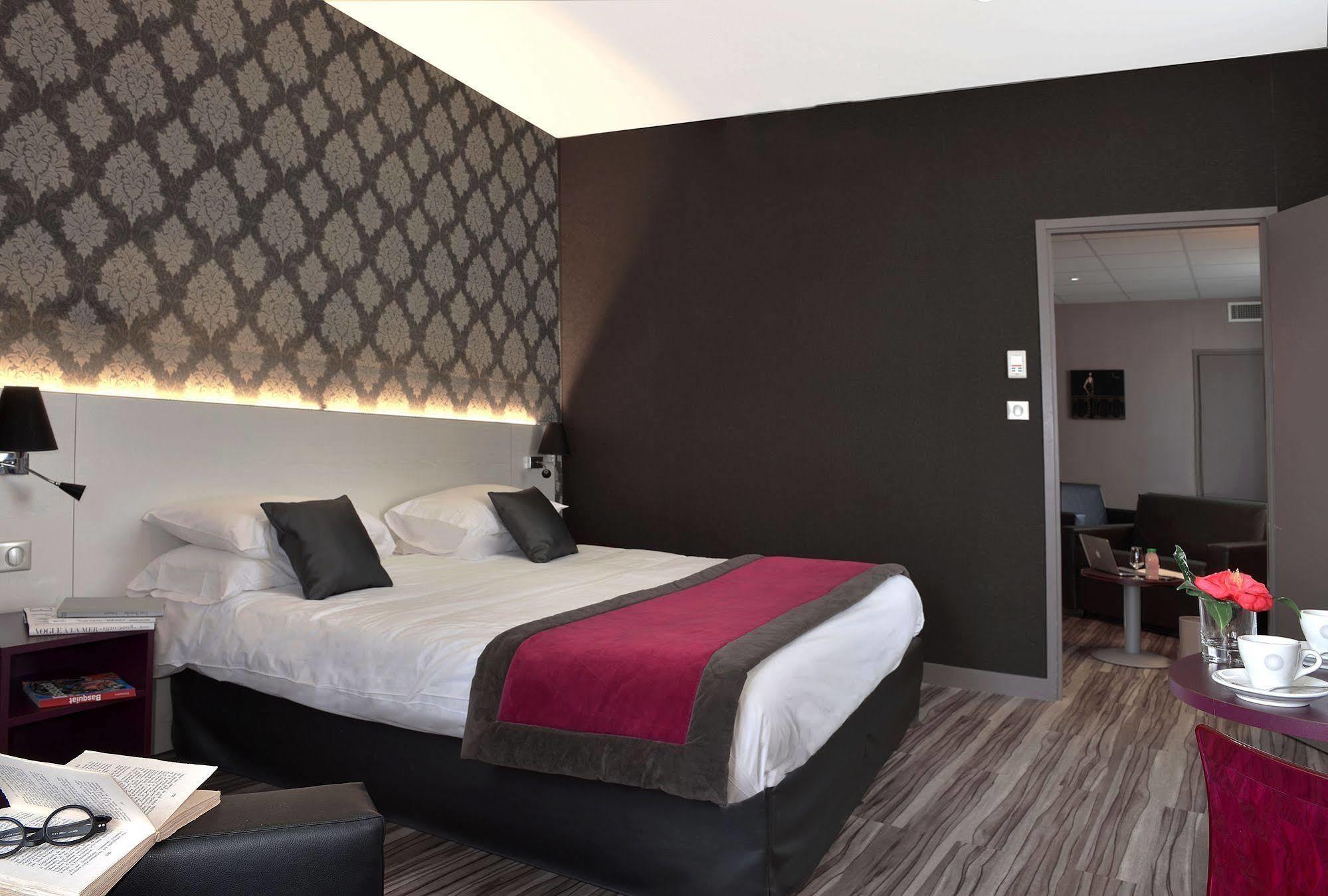 Logis Hotel-Restaurant Le Fontarabie Фонтене-ле-Комт Экстерьер фото