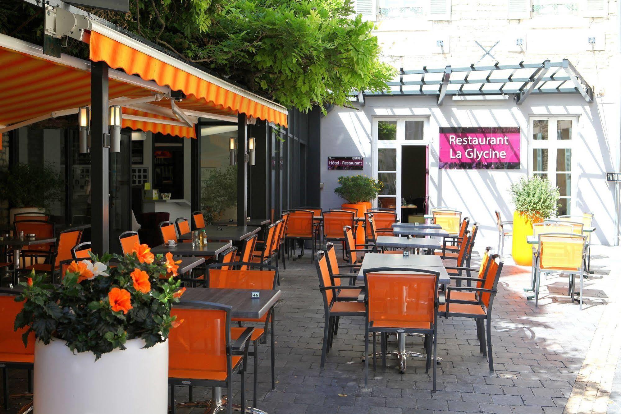 Logis Hotel-Restaurant Le Fontarabie Фонтене-ле-Комт Экстерьер фото
