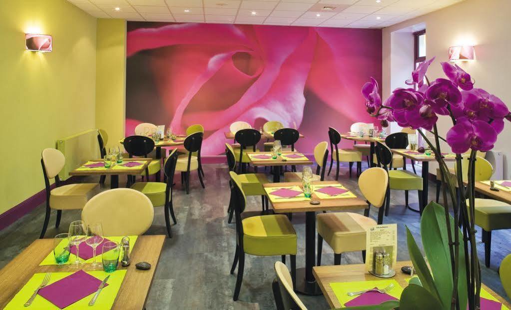 Logis Hotel-Restaurant Le Fontarabie Фонтене-ле-Комт Экстерьер фото